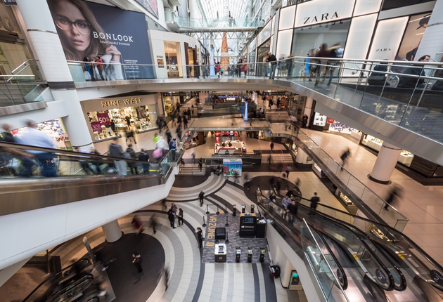 Panorámica interior del Multiplaza Pacific Mall en Panamá