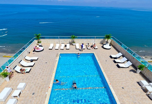 Piscina en la terraza del Hotel Cartagena Plaza en Cartagena.