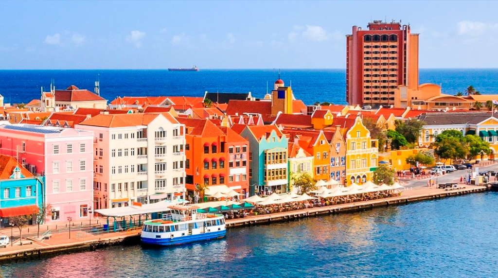 Casas de colores en Cuaraçao con un ferry esperando