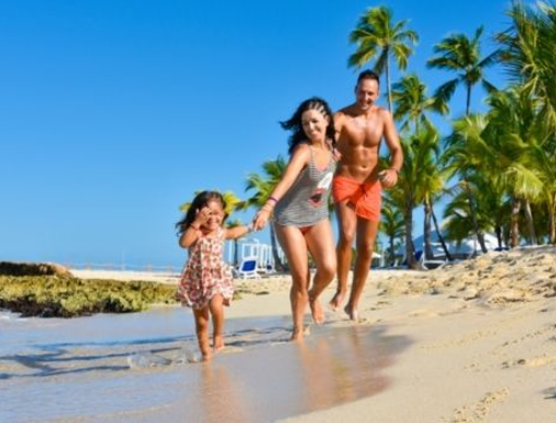 familia disfruta de vacaciones en punta cana desde Lima. Paquete turístico